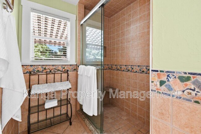 Building Photo - 194 Almeria Rd