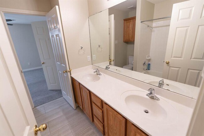 Building Photo - 10920 Quarry Oaks Trail