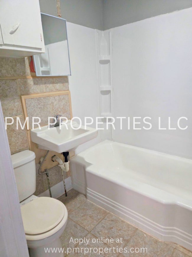 Building Photo - 2 Bedrooms / 1 Bathroom House
