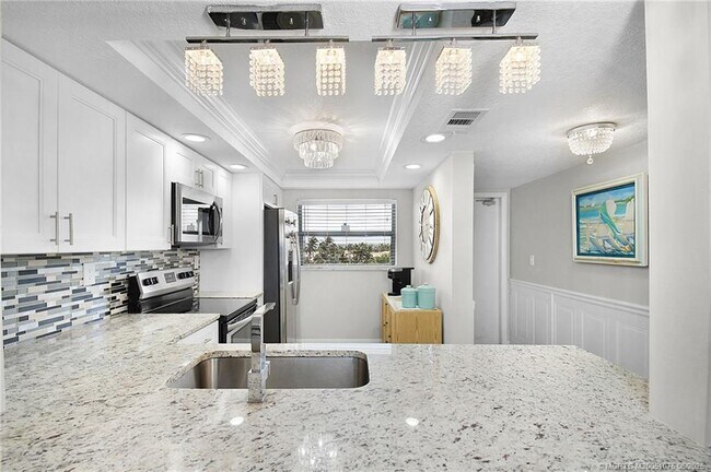 Building Photo - 10310 S Ocean Dr