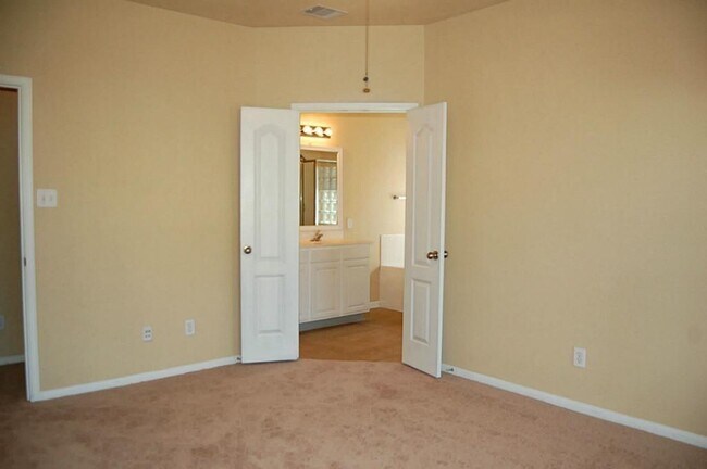 Building Photo - 30415 Deleon Fields Dr