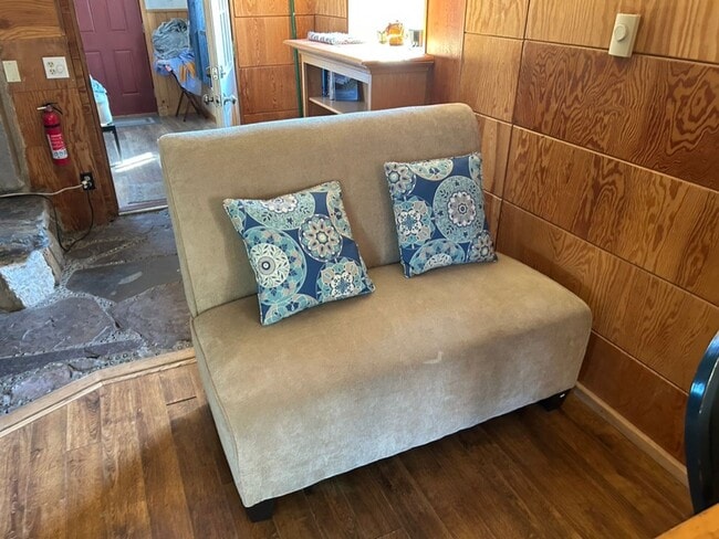 Building Photo - Rustic Cabin for Rent October 2025 thru Ma...