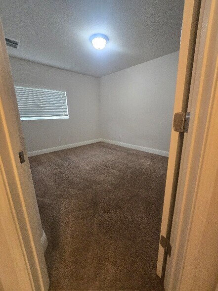 Building Photo - 10464 Dakota River