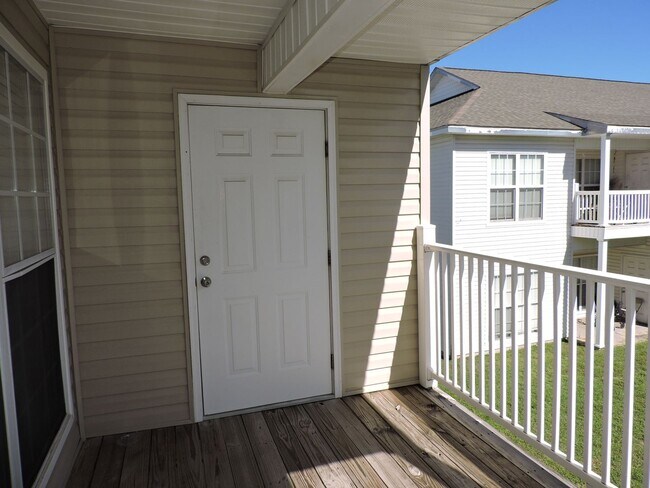 Building Photo - Easy access to interstate, shopping & hosp...