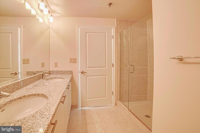 Building Photo - 5750 Bou Ave
