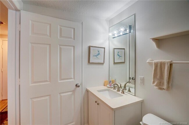 Building Photo - 5750 NE Island Cove Way
