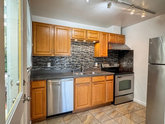 Building Photo - Wonderful Wedgwood Location! 2bd/2bth home...