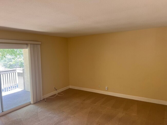 Building Photo - 2 bedroom, 2 bath top floor condo in La Jolla