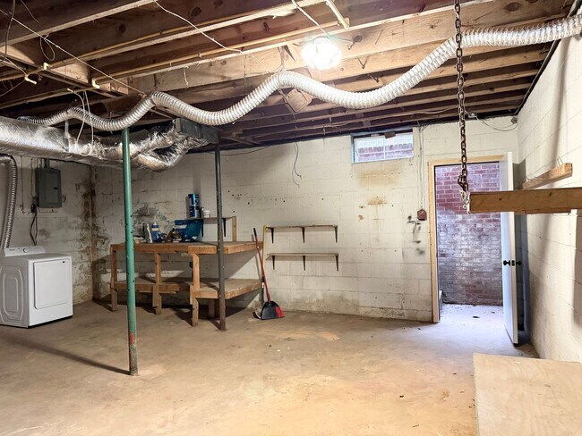 Building Photo - Beautiful Brick Home in Prime Hickory Location – Spacious Layout & Hardwood Floors!