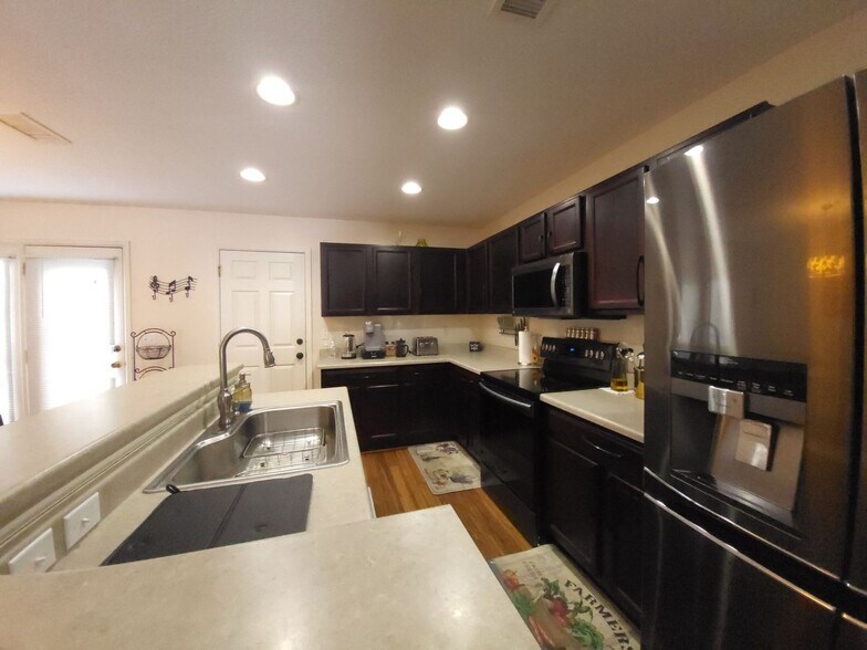 Building Photo - 5788 Biscay St