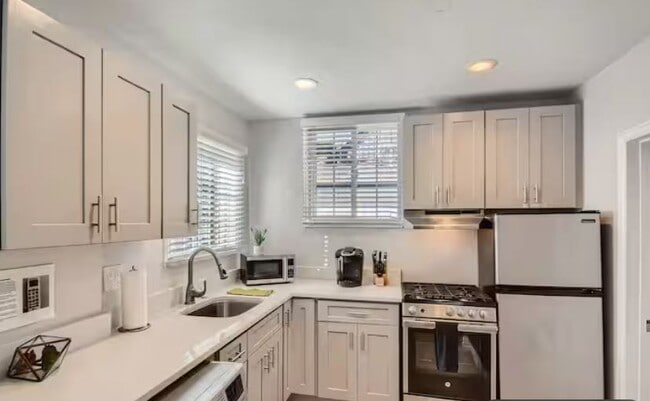Building Photo - 3045 Meade St