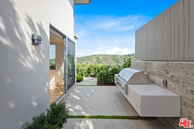 Building Photo - 3642 Beverly Ridge Dr