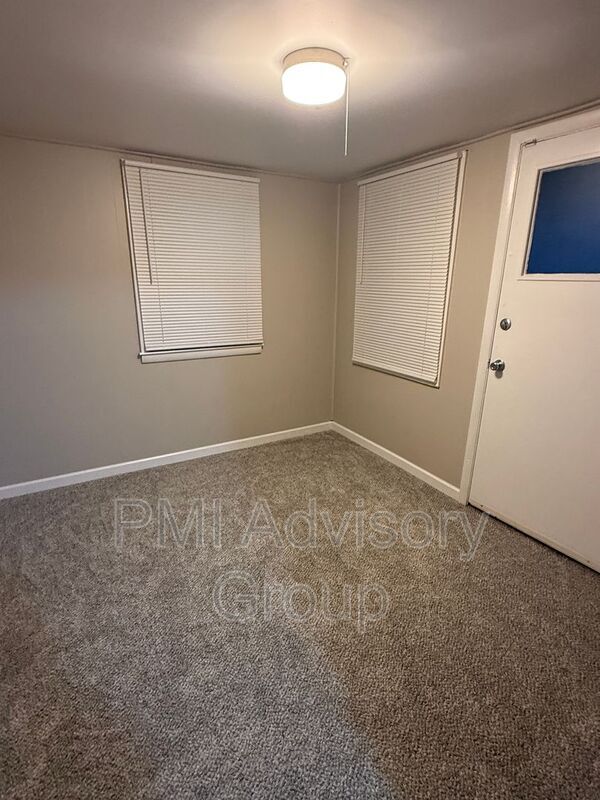 Building Photo - 3365 SE Girard St