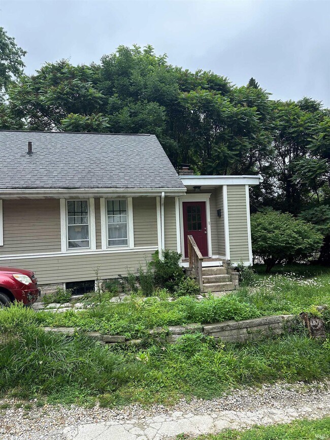 Building Photo - 518 S Swain Ave