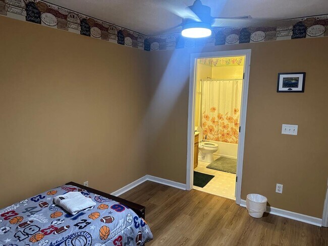 Building Photo - 4611 Court Yard Dr