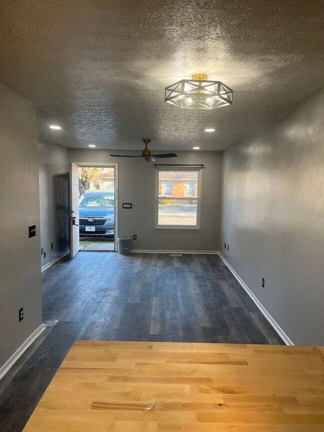 Building Photo - 5174-5174 Belle Isle Dr
