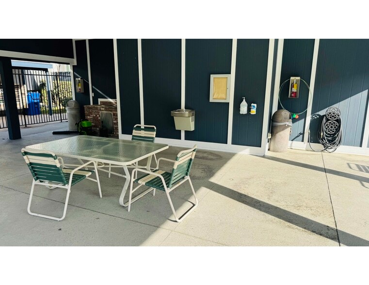 Building Photo - 18550 Hatteras St