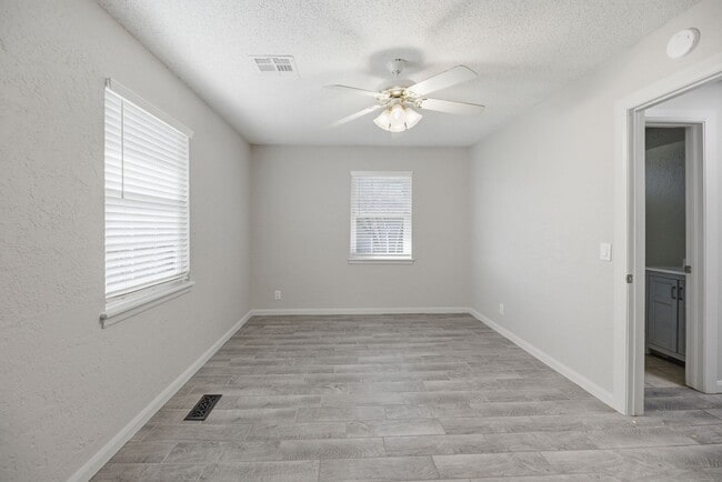 Building Photo - Cute 3 bed 1.5 bath home with a large yard and quite living in the highly desired Bixby Public Sc...