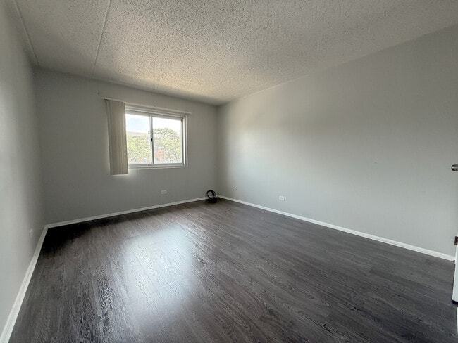 Building Photo - 3852 N Parkway Dr