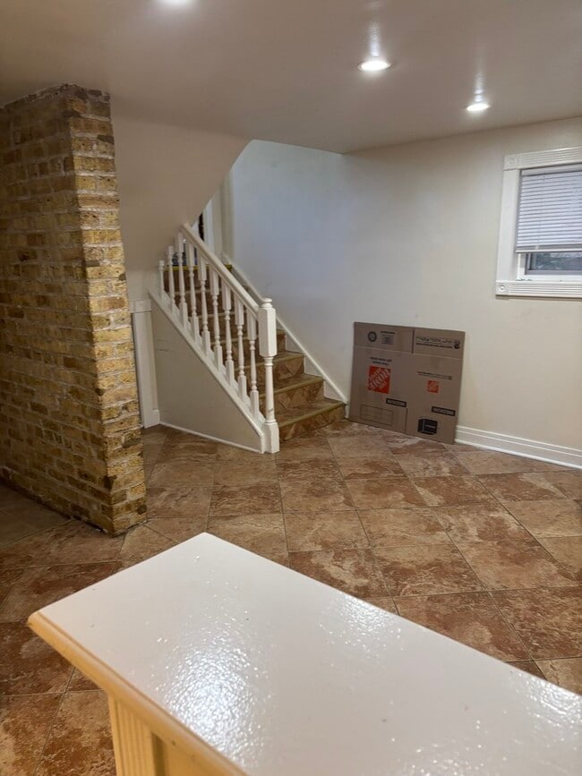 Building Photo - 2824 N Kolmar Ave
