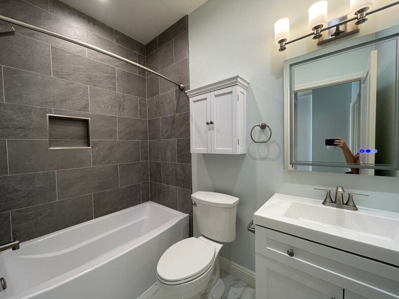 Building Photo - 7431 Warren Cir