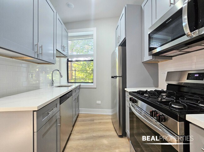 Building Photo - 438 W Belden Ave