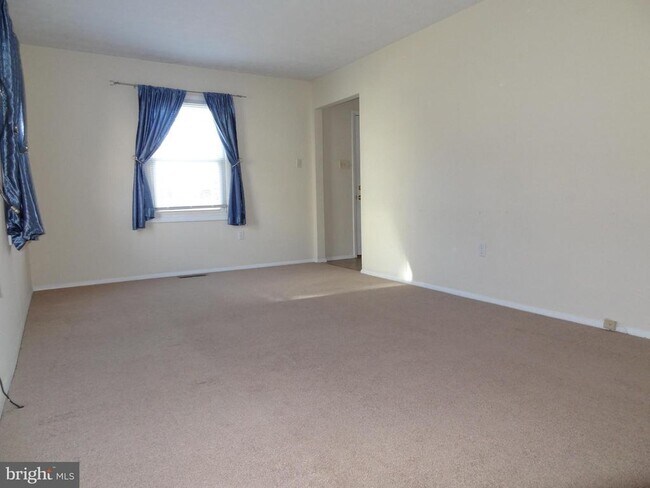 Building Photo - 2074 Lake Grove Ln