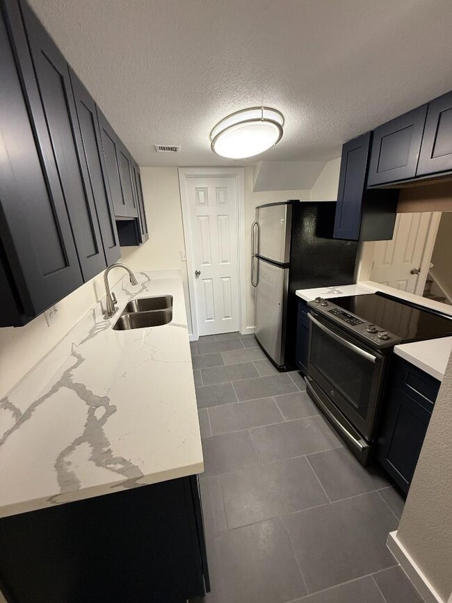 Building Photo - 2 bedroom in PHOENIX AZ 85051