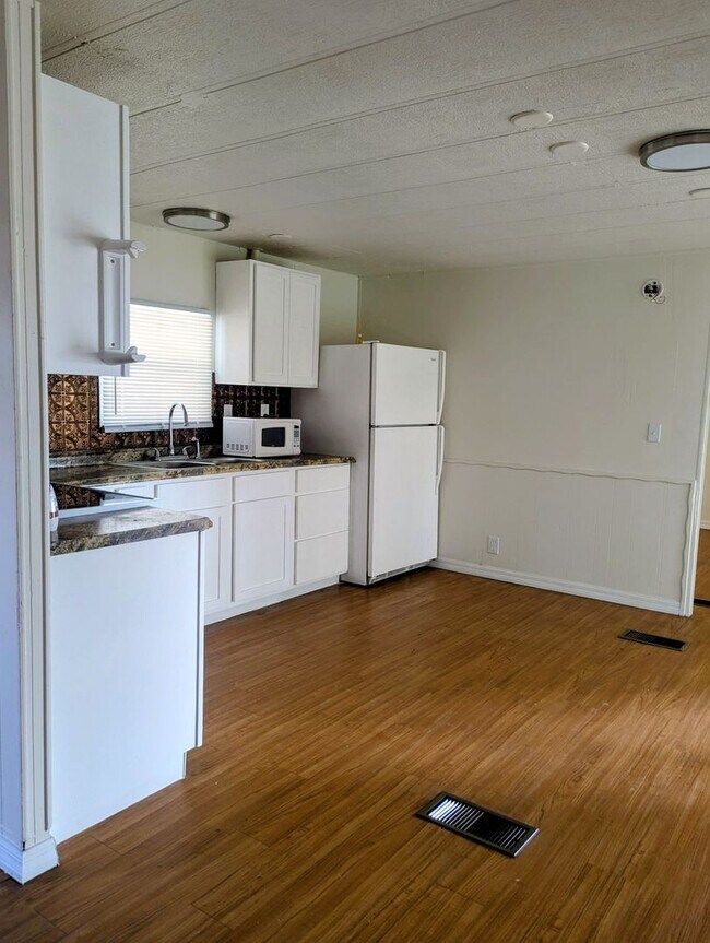 Building Photo - 2 bedroom, 2 bath mobile home located in O...