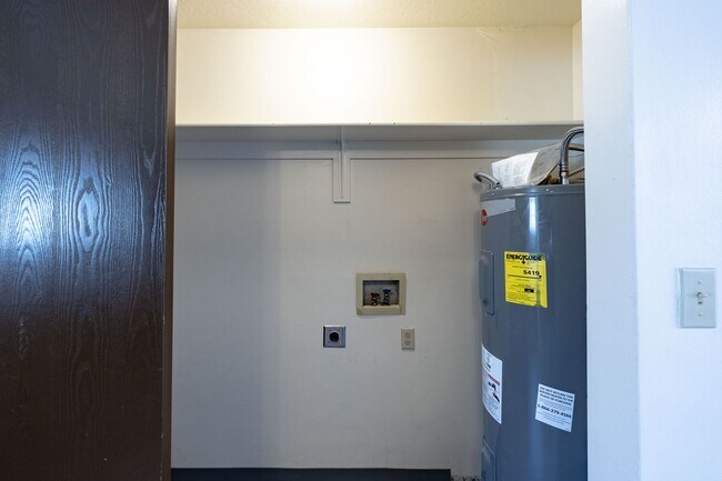 Building Photo - W870IL