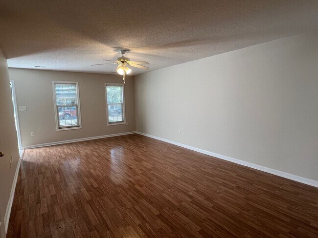 Building Photo - Spacious 2 Bed/2.5 Bath Townhome - Conveni...