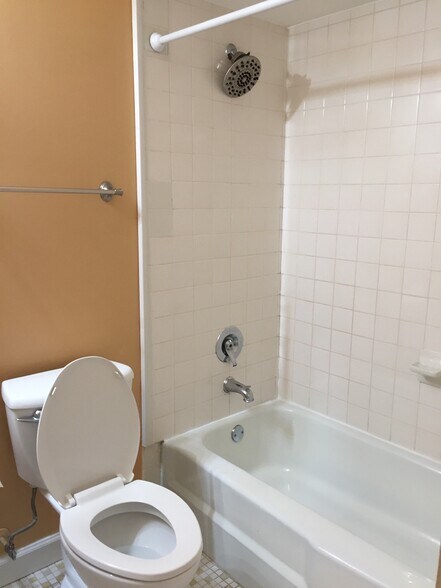 Master bath - 400 74th St