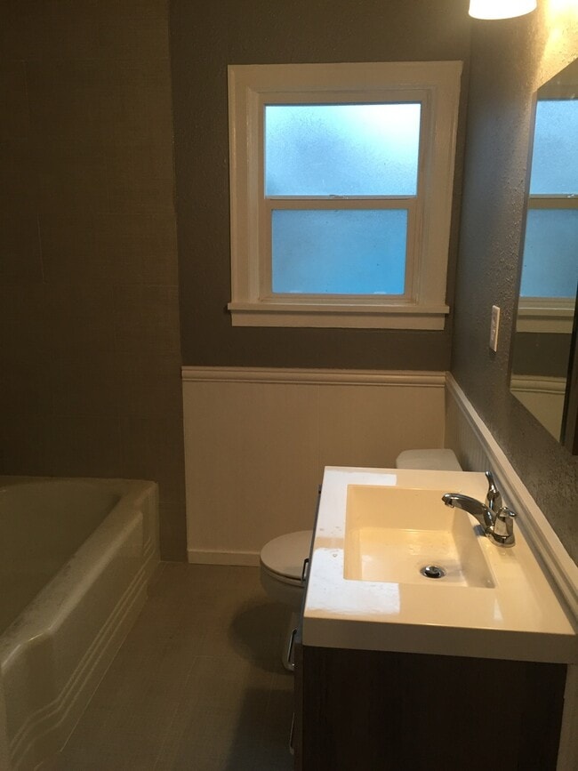 Building Photo - Beautifully remodeled 2 bed 1 bath home in Springfield!