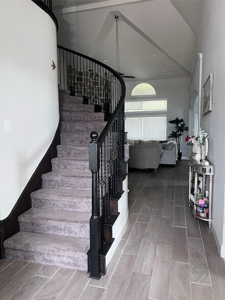 Building Photo - 9832 El Colina Dr