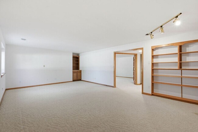 Building Photo - 4 Bedroom 3 Bathroom Duplex in Emerald Glen