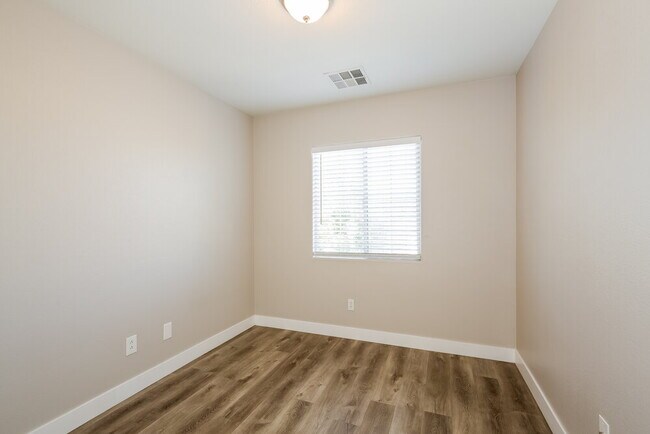 Building Photo - 37 Rosa Rosales Ct