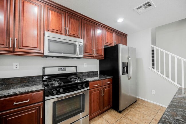 Building Photo - 3 Bedroom, 2.5 Bath Two Story Home in Sout...