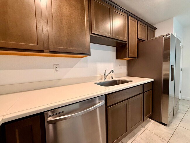 Building Photo - 3 BED 2.5 BATH 2 CAR GARAGE TOWNHOUSE w/ P...