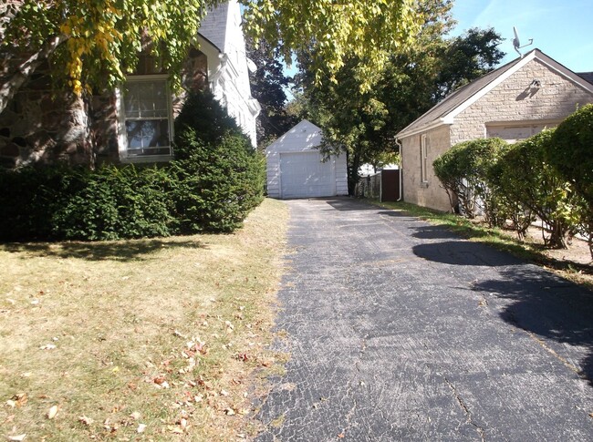 Building Photo - Beautiful 3 Bedroom Single Home