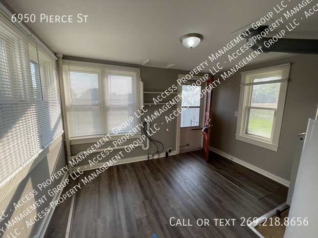 Building Photo - 6950 Pierce St
