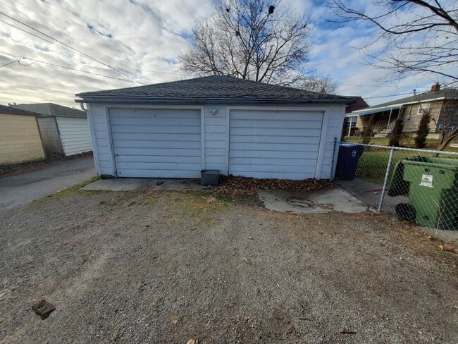 Building Photo - Glass