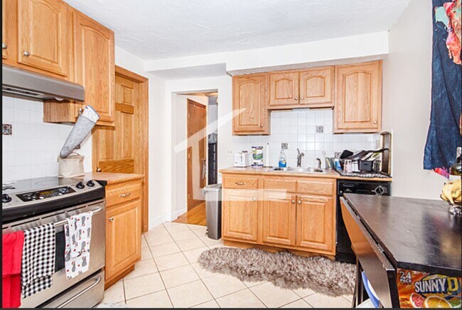 Primary Photo - 2 Bedroom Unit in Beacon Hill, heat, Hot W...