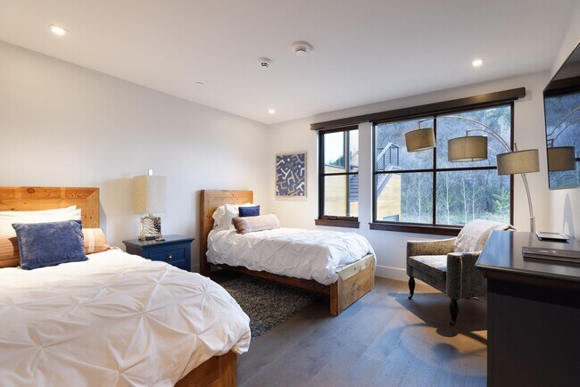 Building Photo - 717 S Aspen St