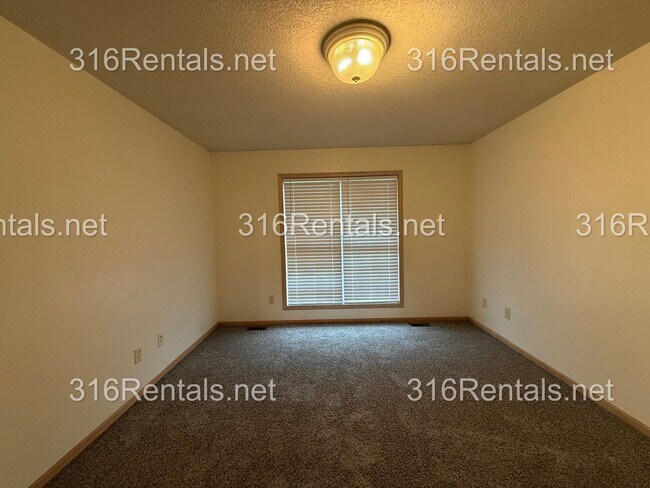 Building Photo - $1,595 - 3 bed 2 bath - Beautiful Remodeled Duplex Home Available Now!