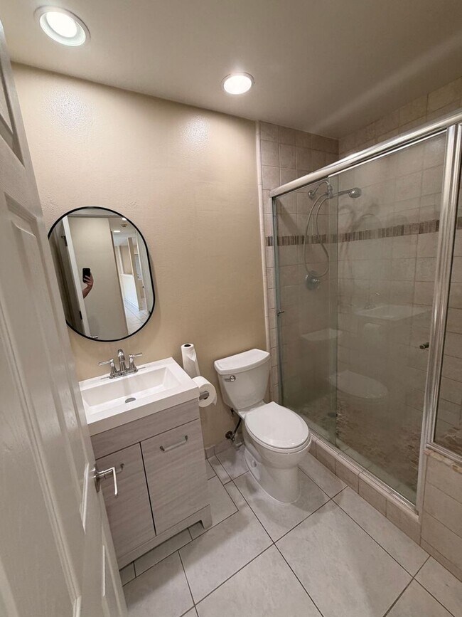 Building Photo - Beautiful 4 Bedroom Huntington Beach House For Rent!