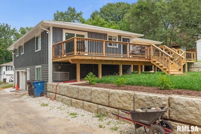 Building Photo - 1900 E Knox St