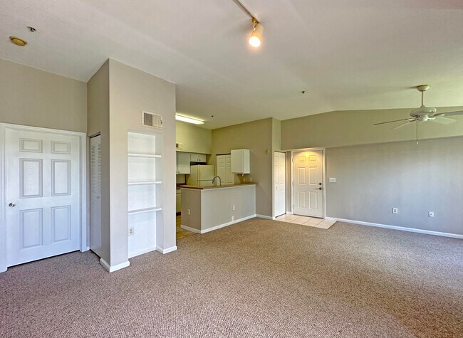 Building Photo - 131 SW Palm Dr