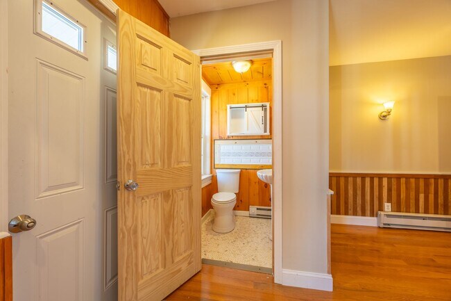 Building Photo - Available Now! Spacious 3-Bedroom Duplex in Griswold