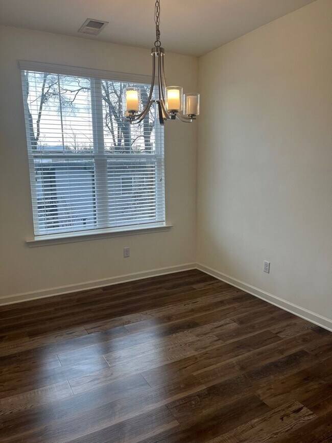 Building Photo - Gorgeous Flat in Overton Square