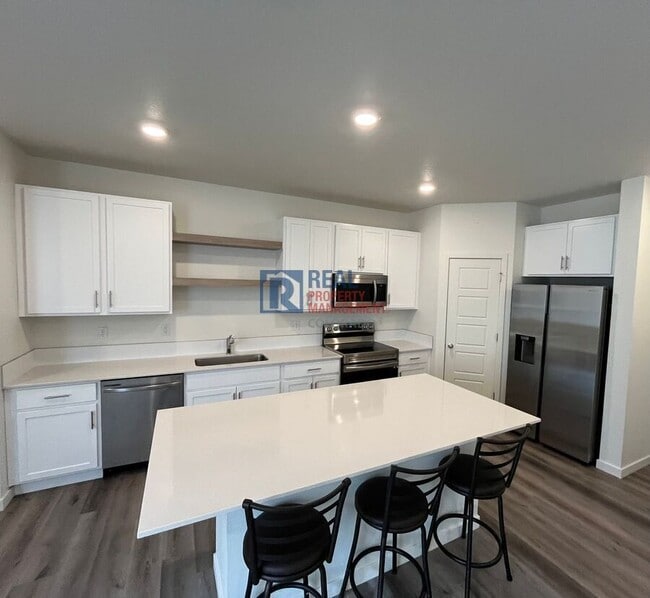 Building Photo - 503 S Rollie Ave C